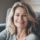 Femme souriante aux cheveux blonds décontractée à la maison.