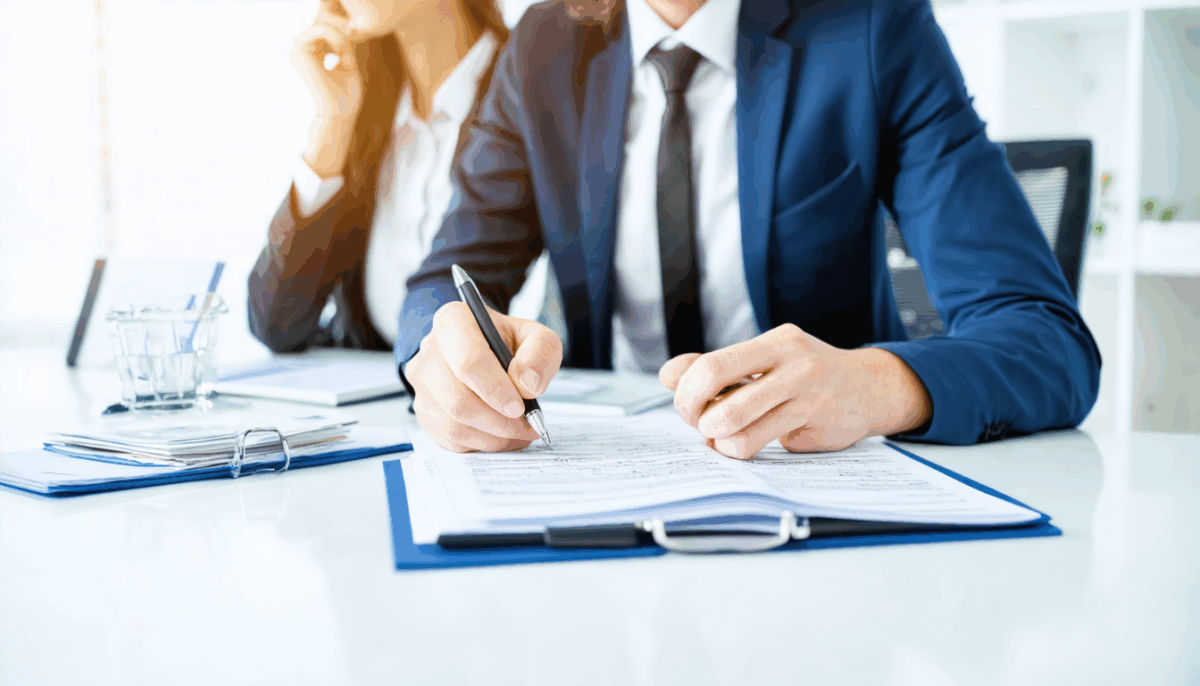 découvrez si un employeur peut légalement consulter votre casier judiciaire, les conditions et vos droits en matière de vie privée et d'emploi.